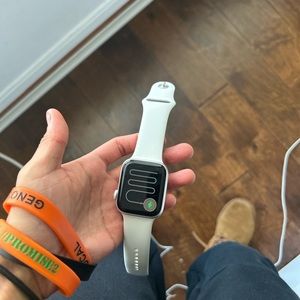 Apple watch series 4 44mm Silver.